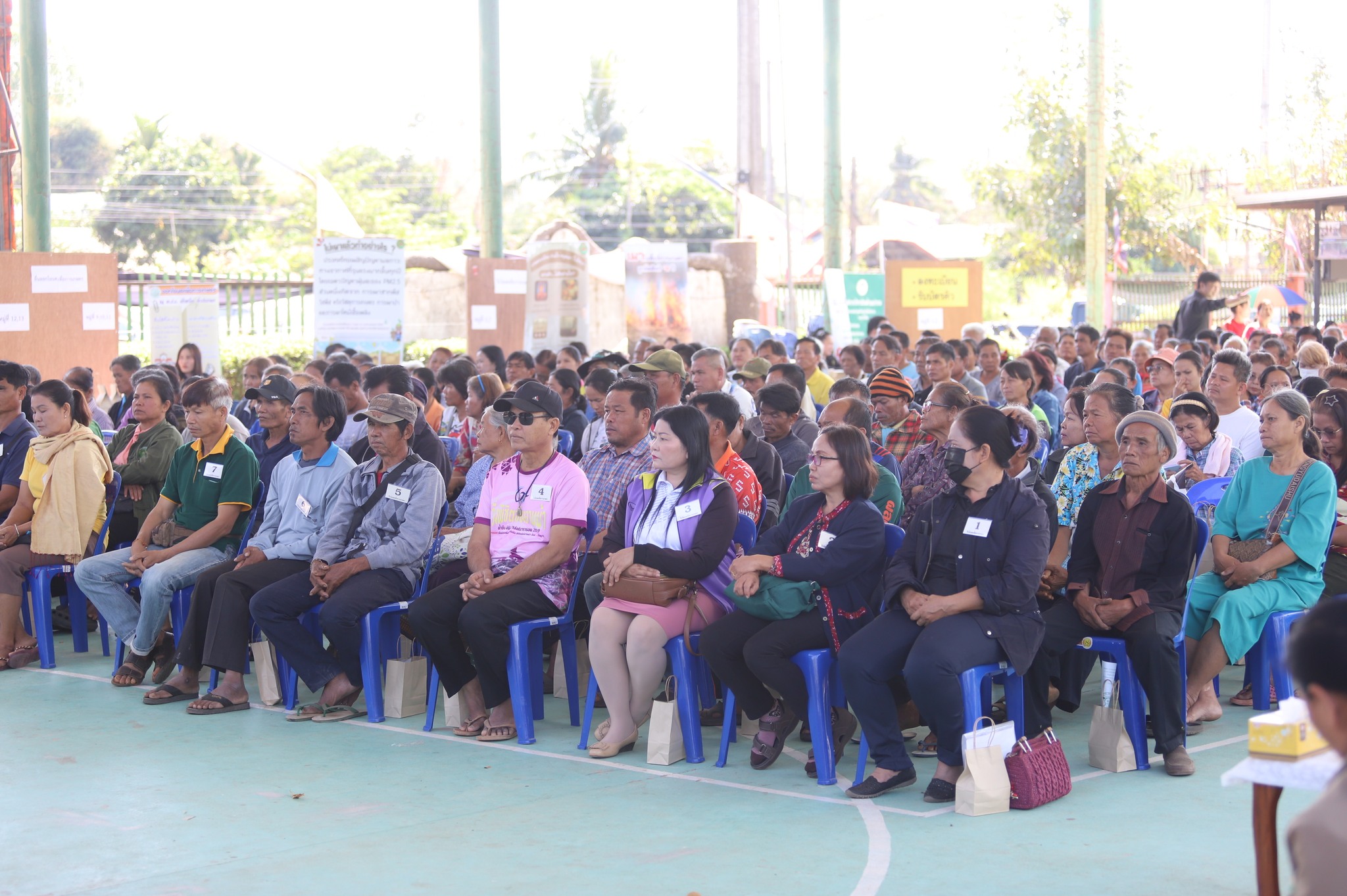 title - ชาวน้ำยืนเฮ ส.ป.ก. ขนทัพบริการถึงที่ ต.เก่าขาม ลดค่าใช้จ่าย ยื่นขอออกโฉนด - ปรึกษาปัญหากฎหมาย ครบจบในที่เดียว
